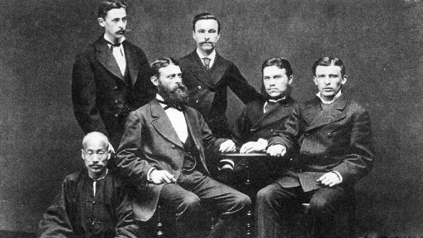 Руководство фирме „Кунст и Алберс“ на последњем сусрету у Владивостоку 1880. За столом су (слева надесно): Густав Алберс, Густав Кунст и Адолф Датан, иза њих су  сарадници Данац Антон Нилсен (лево) и М.М.Дмитријев (десно). Доле је Чи Мо Чен, који је био шеф кинеским радницима.