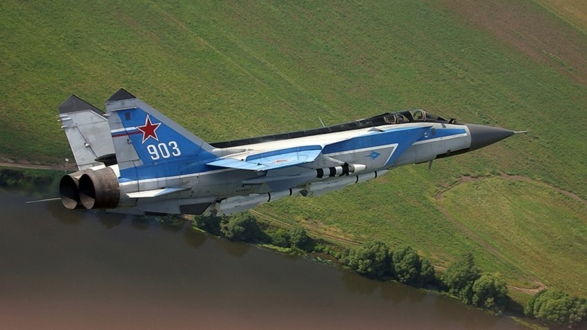 Pesawat pencegat supersonik MiG-31.