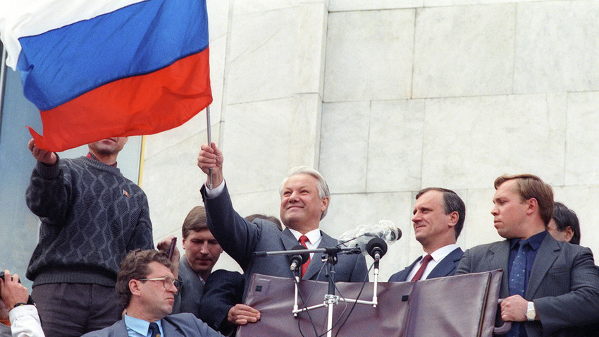 ホワイトハウス前で市民とともに反クーデターの勝利を祝うロシア共和国の大統領ボリス・エリツィン
