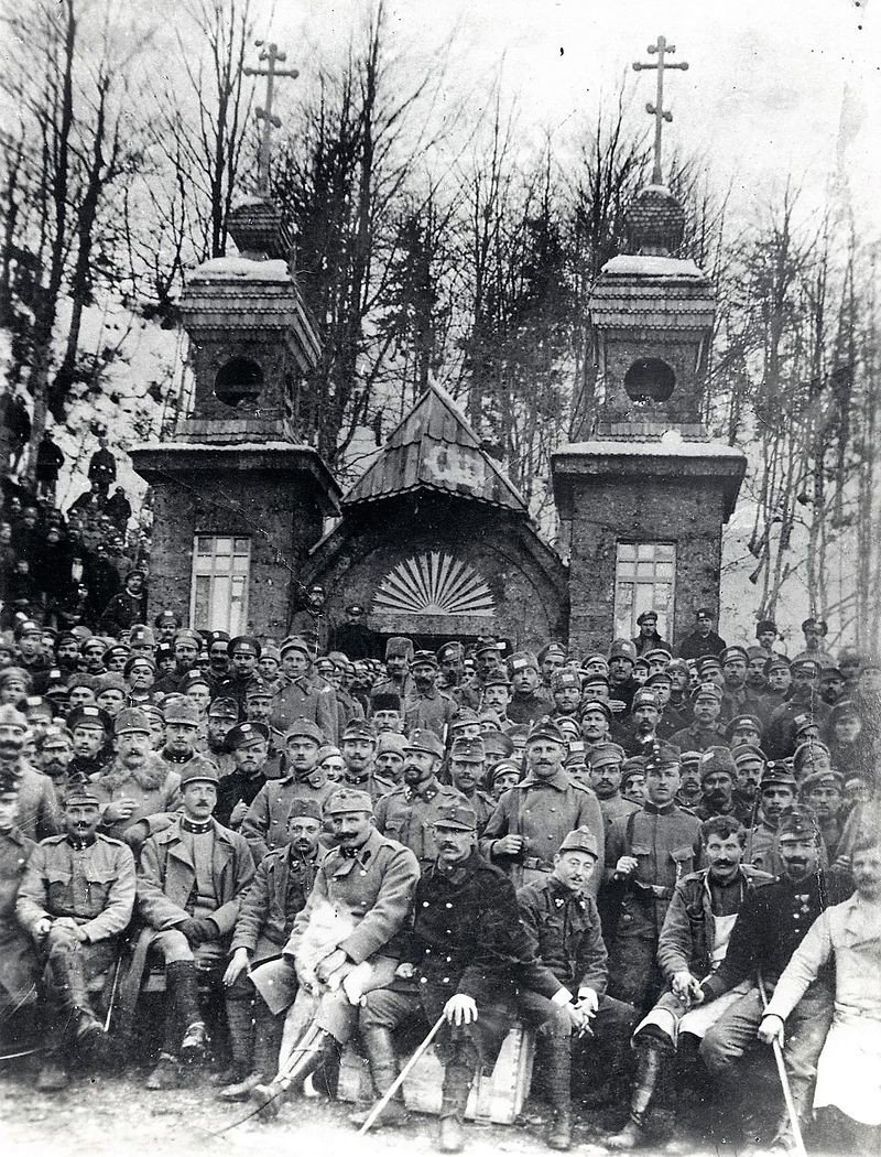 Ruski vojni ujetniki in avstrijski stražarji pred kapelico leta 1916