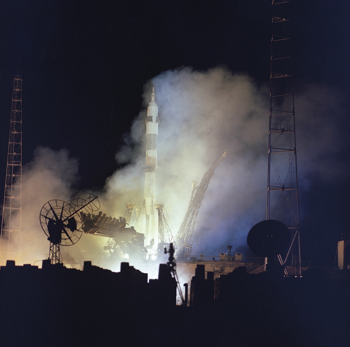 14. Oktober 1976. Nachtstart der Trägerrakete mit dem Raumschiff Sojus-23 im Kosmodrom Baikonur.