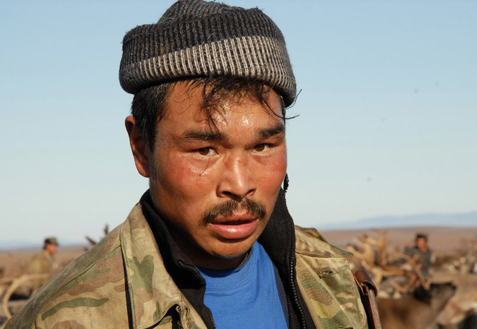 Les Koriaks sont souvent confondus avec les Tchouktches : ces deux peuples vivent sur des terres limitrophes en Sibérie orientale, leurs cultures sont fortement imbriquées et ils possèdent des racines historiques communes.