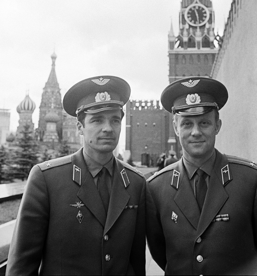 Tripulantes da Soyuz-23. O comandante V. Zudov e o engenheiro de voo V. Rojdestvenski retratados na Praça Vermelha antes do lançamento