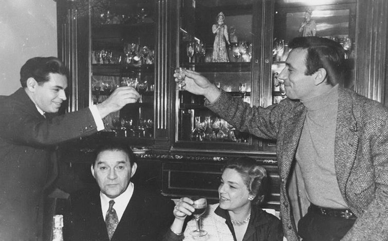 Auf dem Foto feiern Montand und Signoret mit den legendären sowjetischen Darstellern, dem Komiker Arkadij Raikin und dem Sänger Leonid Utjossow. 