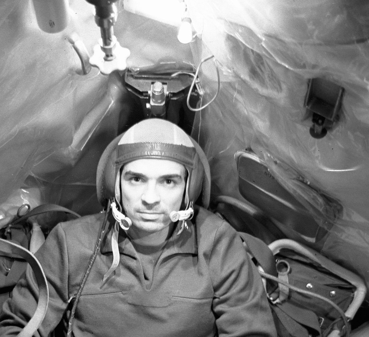 Komandan Soyuz-23 Vyacheslav Zudov selama pelatihan di wahana simulator.