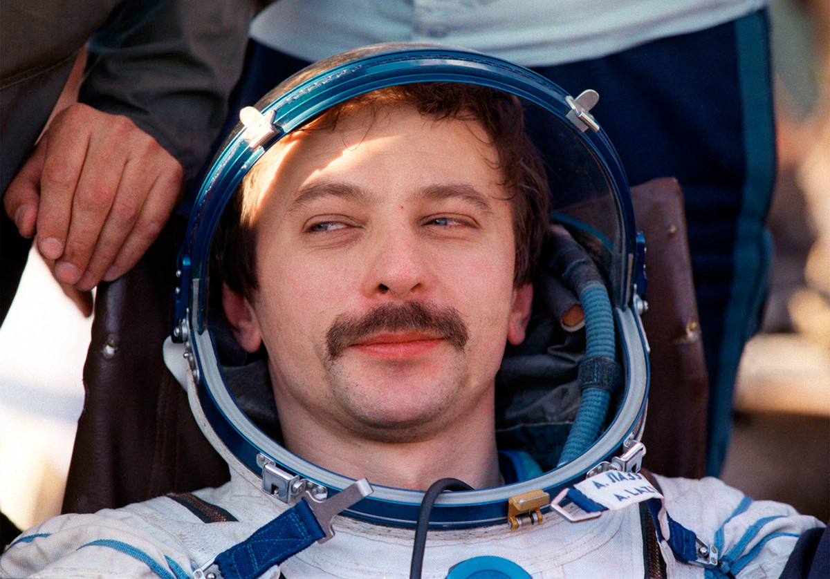 Cosmonauta Aleksandr Lazutkin após pouso, 1997