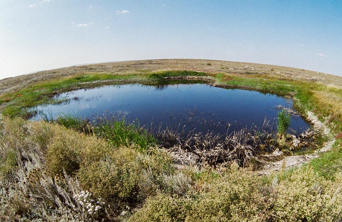 Lac sur le lieu de la tenue du premier test nucléaire terrestre sur le polygone de Semipalatinsk