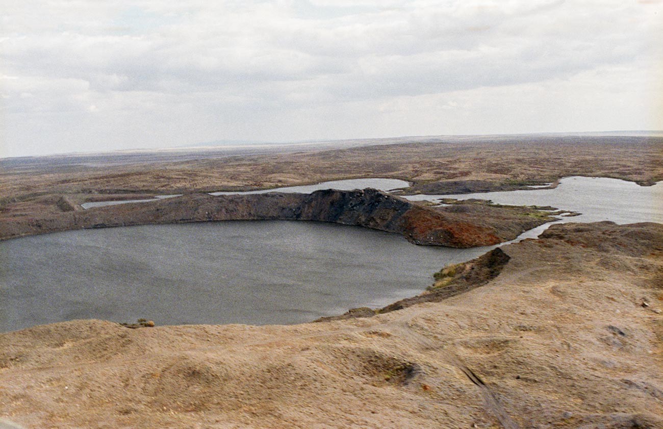 Cratère rempli d'eau après l'explosion nucléaire de 1965