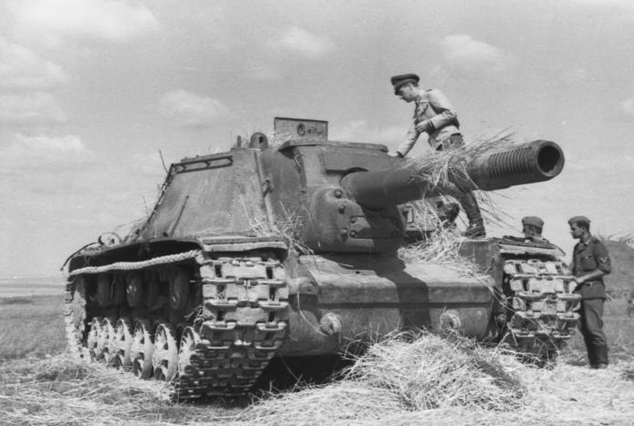 Njemački vojnici razgledaju sovjetsko samohodno artiljerijsko oruđe SU-152.
