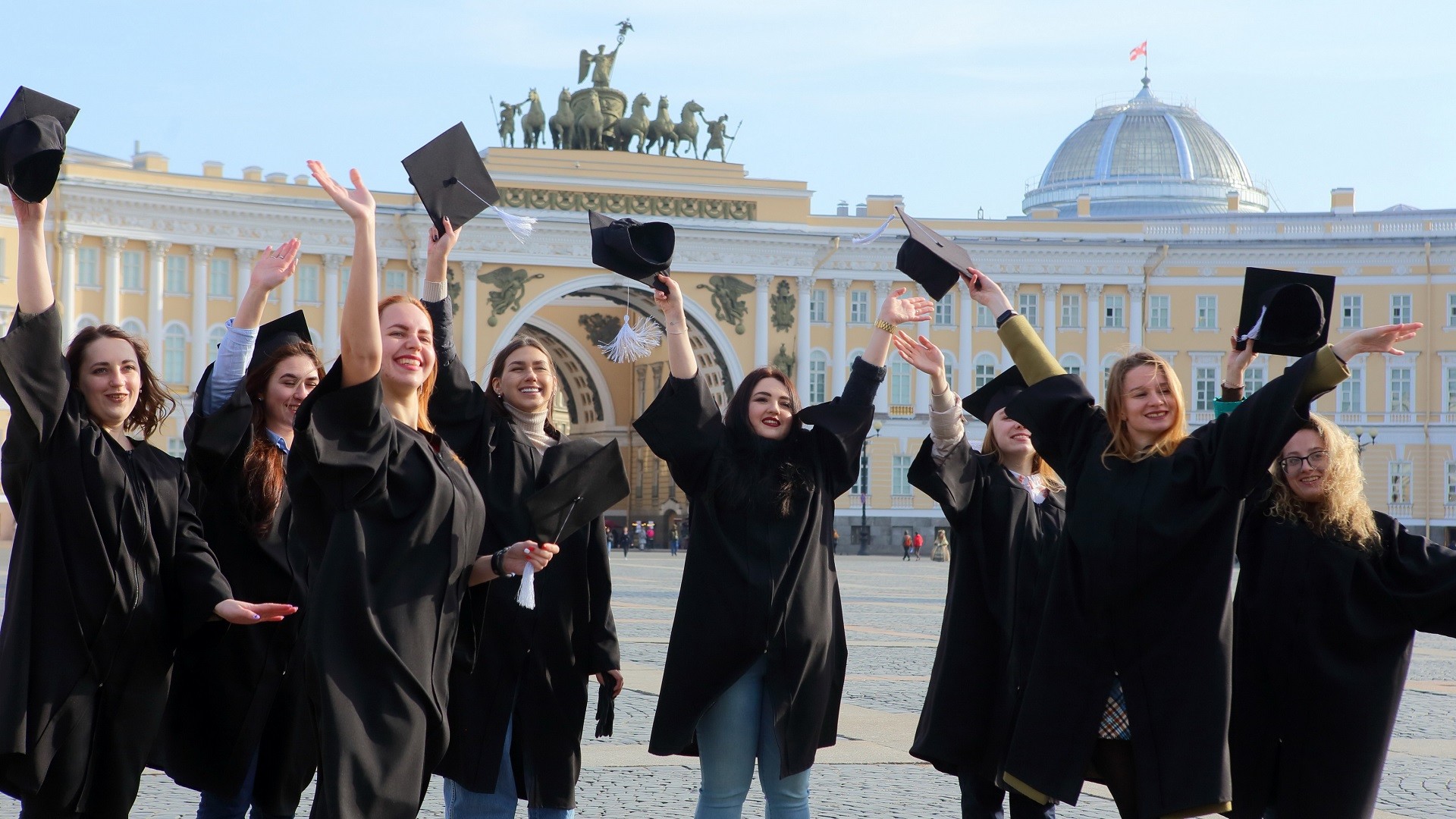 Des étudiantes sur la place du Palais, à Saint-Pétersbourg