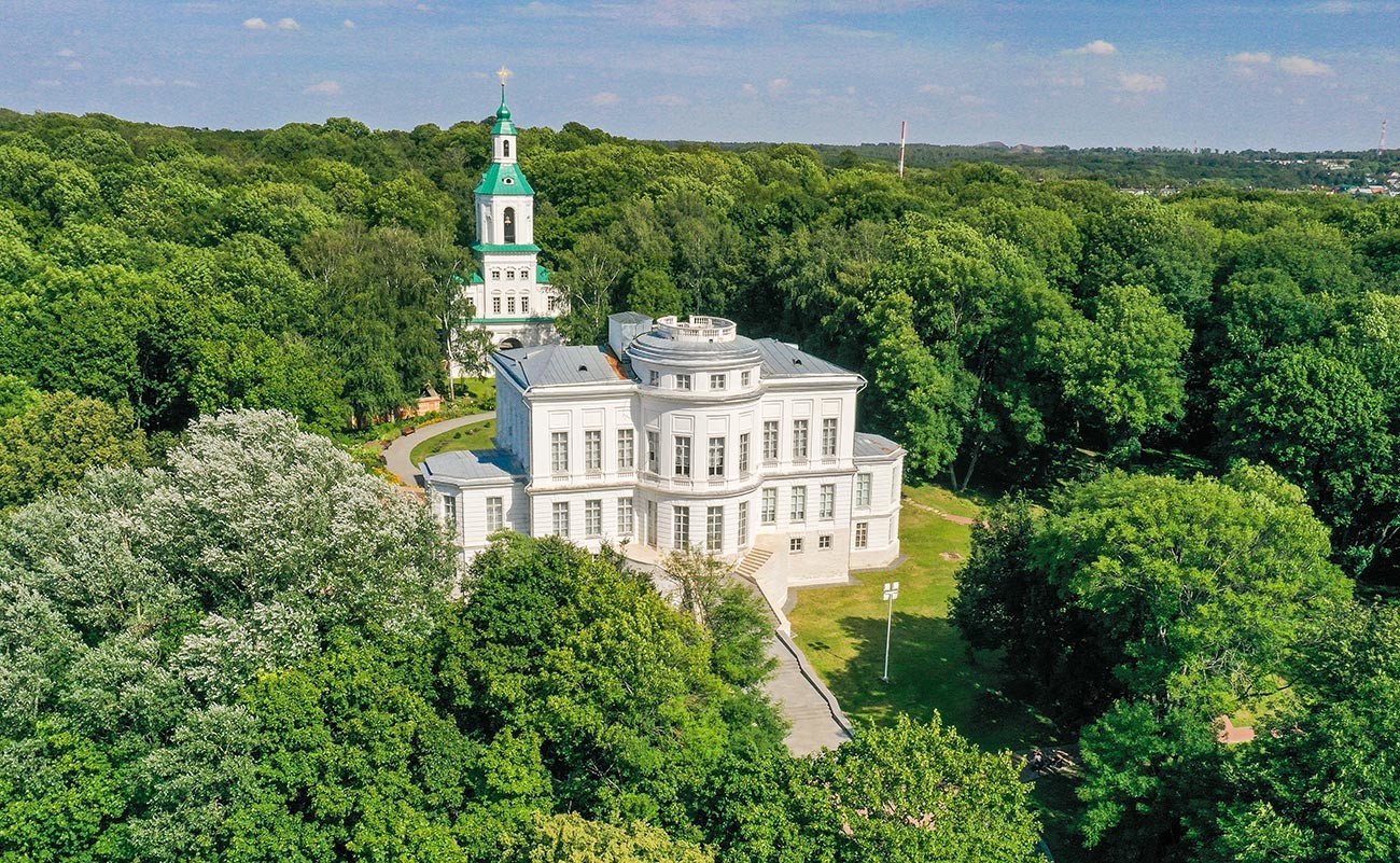 Тулска област, Богородицк. Изглед към Богородицкия музей-дворец и Казанската църква в парка. Преди революцията дворецът е принадлежи на граф Бобрински, по съветско време е национализиран и получава статут на музей.