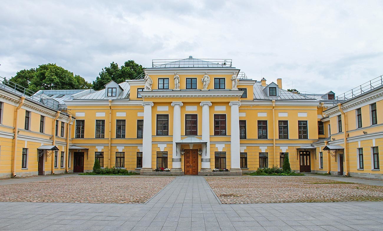 Дворецът Бобрински е изключителен паметник на класическата архитектура, създаден в края на XVIII - началото на XIX век. Историческата сграда е разположена в един от най-старите и престижни кътчета на Санкт Петербург