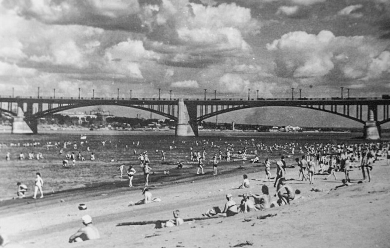 Die Oktoberbrücke in Nowosibirsk