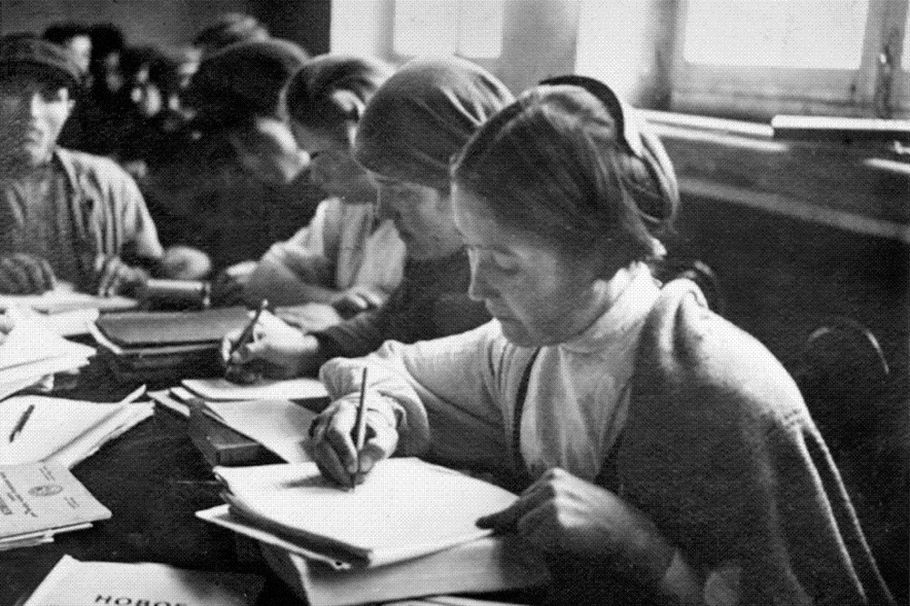 チェボクサル市で行われた読み書き基礎の授業、1930年代