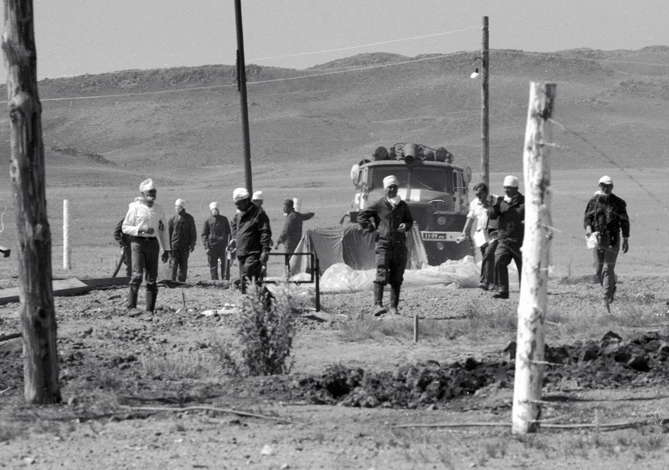 Дозиметристы проводят замеры на Семипалатинском полигоне после испытания ядерного оружия.