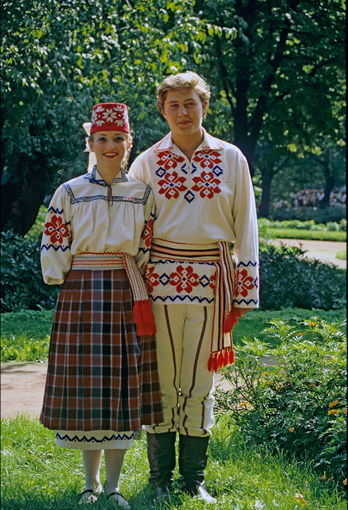 Artistes de l’ensemble vocal et chorégraphique « Lidtchanka » en costumes biélorusses, 1988
