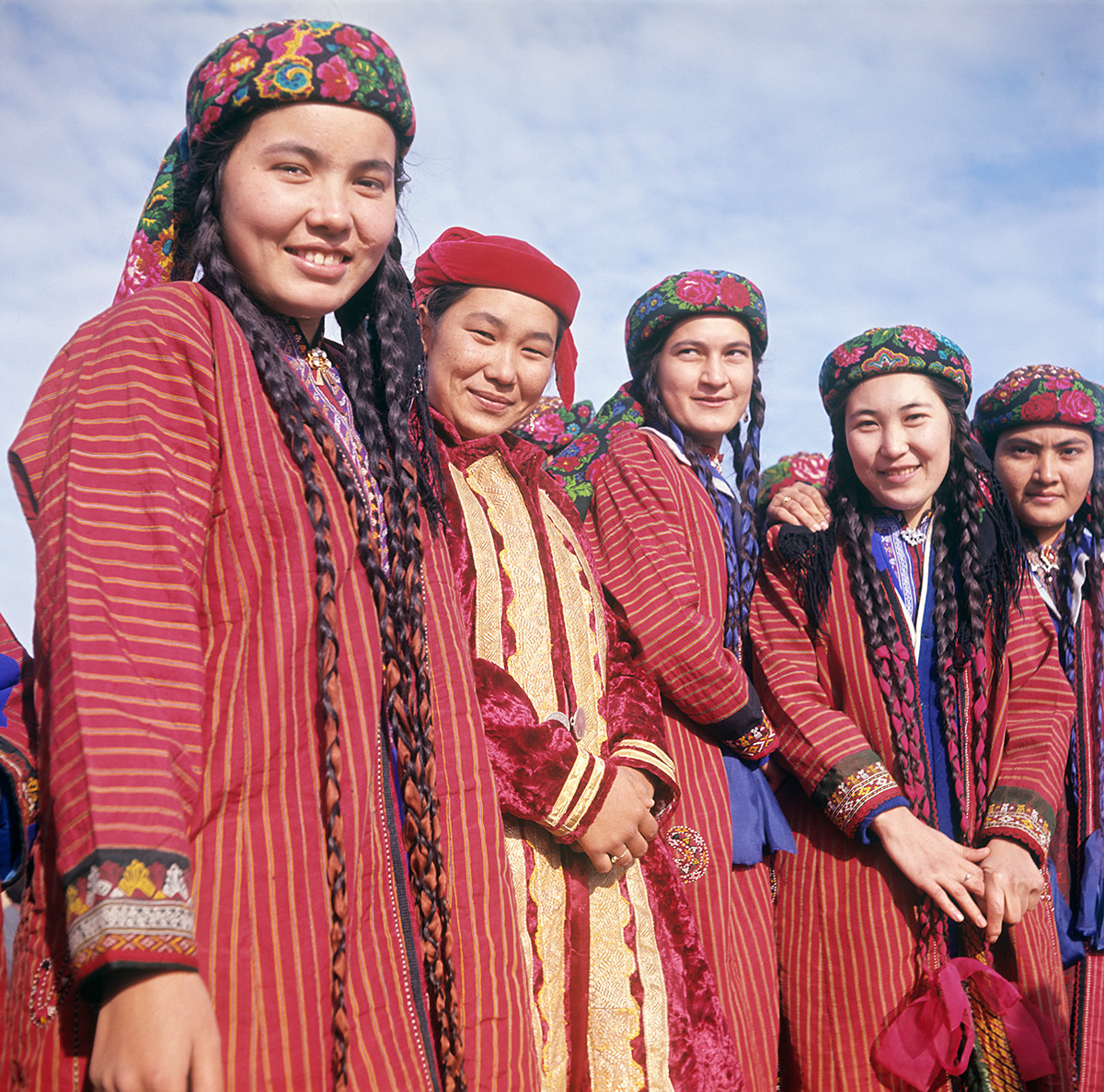 Fête annuelle de la moisson « Pakhta-Baïram ». De jeunes kolkhoziennes en costumes

