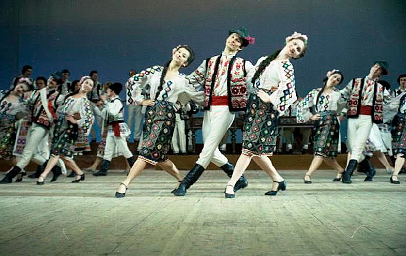 Ensemble de danse traditionnelle moldave « Jok »
