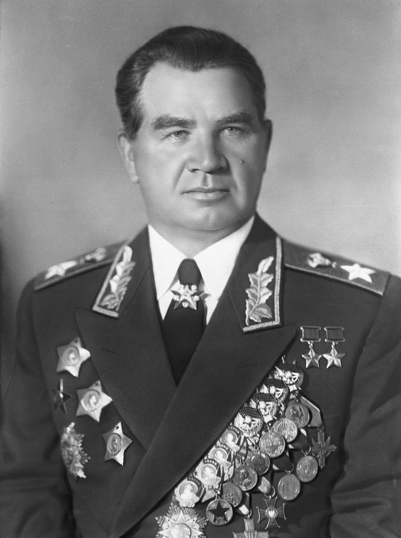 Василий Иванович Чуйков, маршал на Съветския съюз, два пъти герой на Съветския съюз
