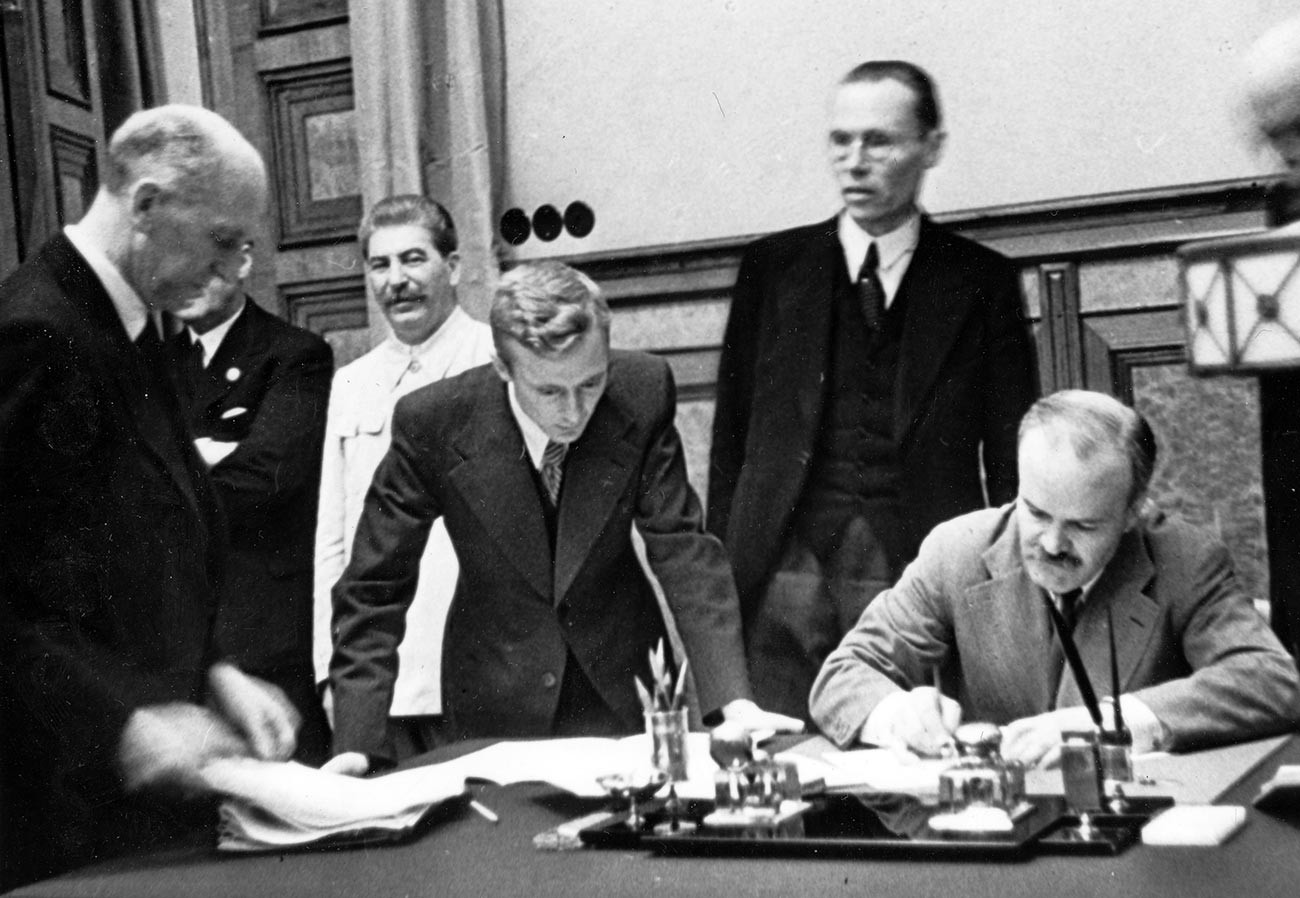 Lors de la signature du pacte germano-soviétique