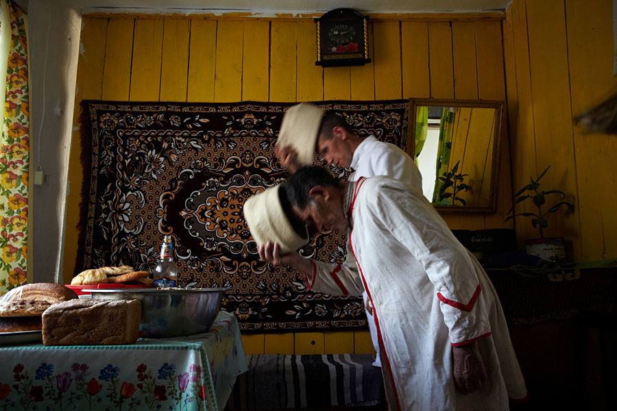 La première et la dernière partie de la cérémonie se déroulent au domicile familial des « initiateurs » des prières. Les karts (prêtres maris) portent des coiffes en feutre blanc épais. L'ensemble de la région de Sverdlovsk est desservi par trois karts seulement, dont l'un est dit « à la retraite ».