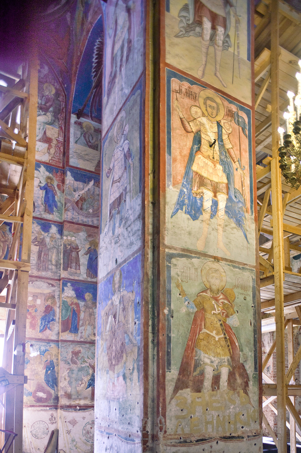 Cathédrale de la Conception de Sainte-Anne. Intérieur. Jetée nord-ouest avec fresques de saints guerriers. Photographie : William Brumfield. 8 juillet 2019