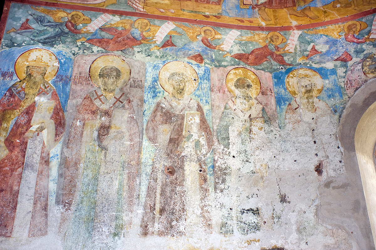 de la Conception de Sainte-Anne. Abside centrale, mur nord avec fresques des apôtres du XVIIe siècle. Photographie : William Brumfield. 8 juillet 2019