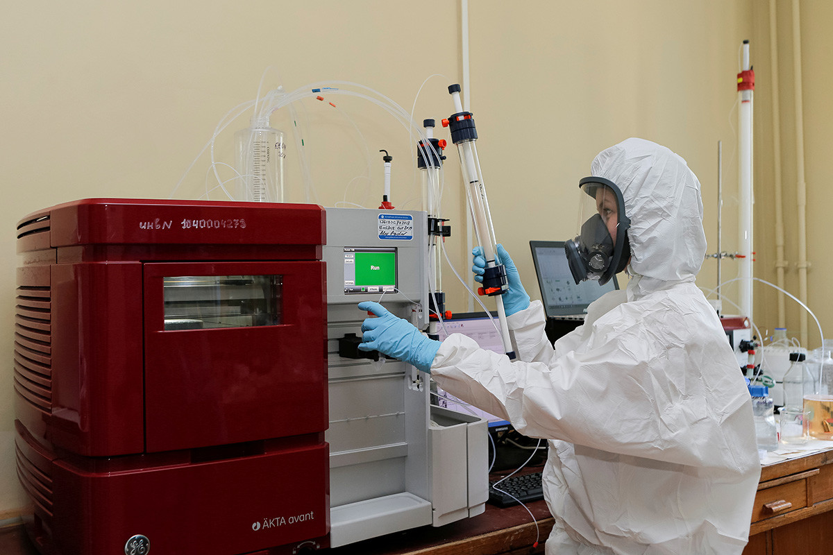 研究者がガマレヤ記念疫病・微生物学研究所でワクチンの試験を実施する