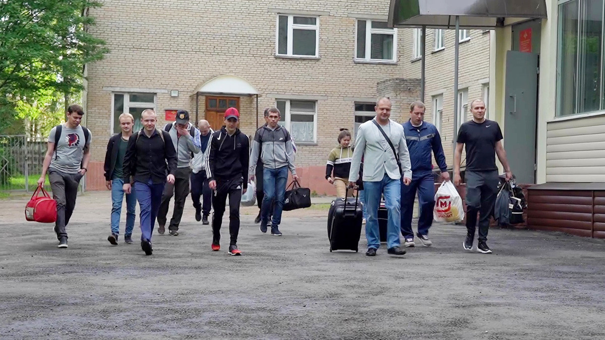 Prostovoljci, ki so sodelovali pri testiranju cepiva za COVID-19, zapuščajo osrednjo vojaško bolnišnico N. N. Burdenka pri Moskvi.