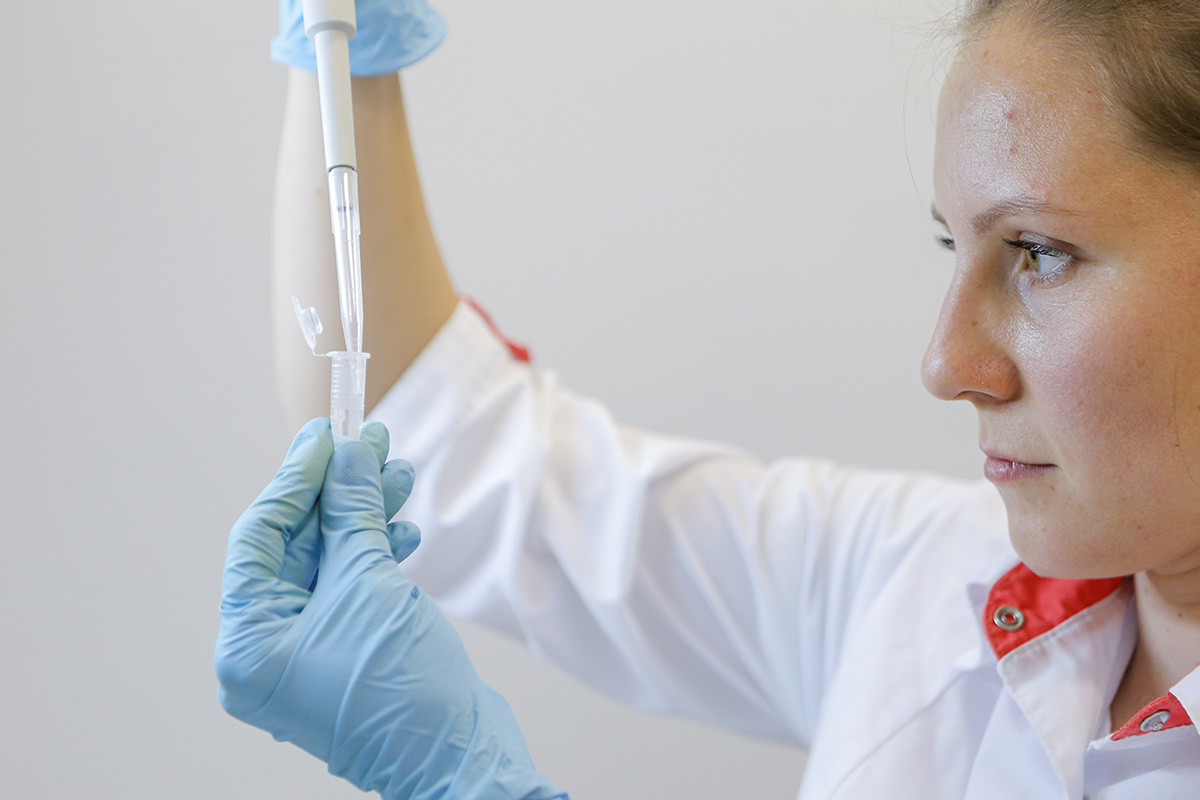 Znanstvenica med delom v laboratoriju Inštituta za epidemiologijo in mikrobiologijo Gamaleja med proizvodnjo in laboratorijskimi testiranji cepiva proti koronavirusu (COVID-19). Moskva, 6. avgusta 2020