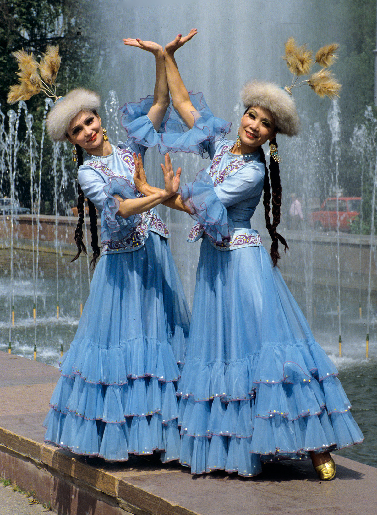 Солисти на Държавния ансамбъл за песни и танци на Казахска ССР в национални носии
