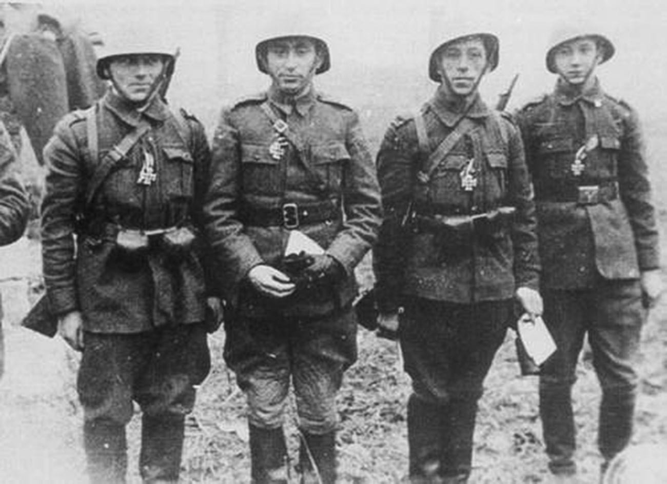 Кавалеристы 8-й бригады румынской армии, награжденные 7 января 1942 железными крестами за разгром советского десанта.