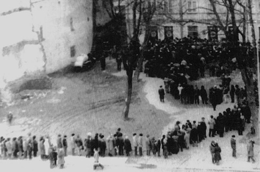 People standing in line for vodka, Kaliningrad, USSR, 1986