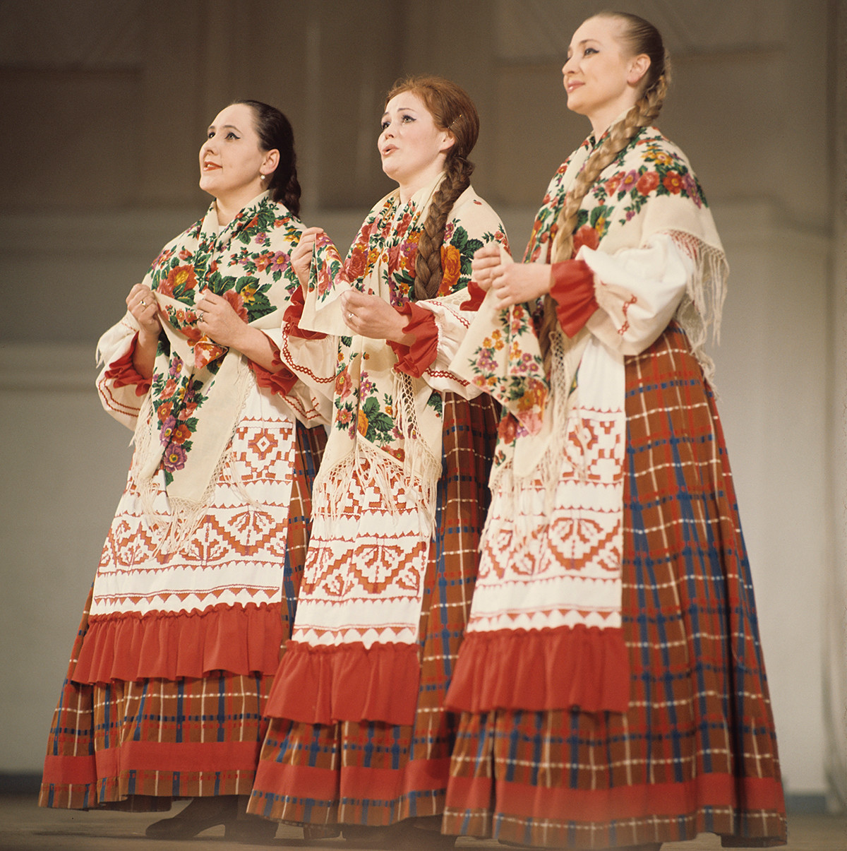 How folk costumes looked in the USSR - Russia Beyond