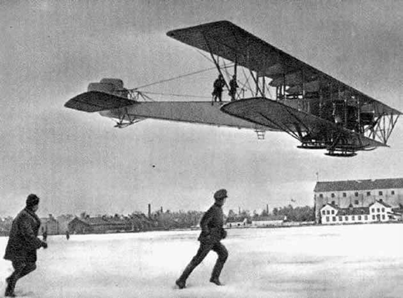 Il biplano da bombardamento quadrimotore “Ilja Muromets”
