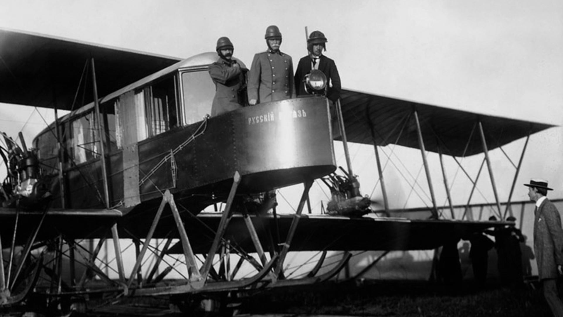 Il pioniere dell’aviazione Igor Sikorskij (a destra)