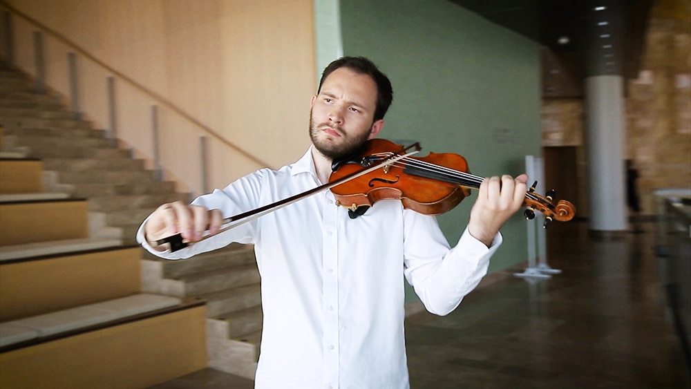 Michael Schaffarczyk igra na violino v Simfoničnemu orkestru Mariinskega gledališča

