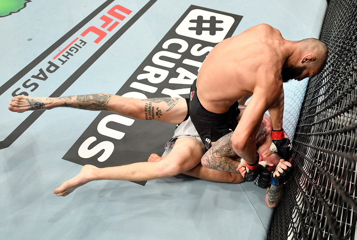 Jamzat Chimaev (con guantes rojos) golpea a Rhys McKee (guantes azules) de Irlanda del Norte en su pelea de peso welter.