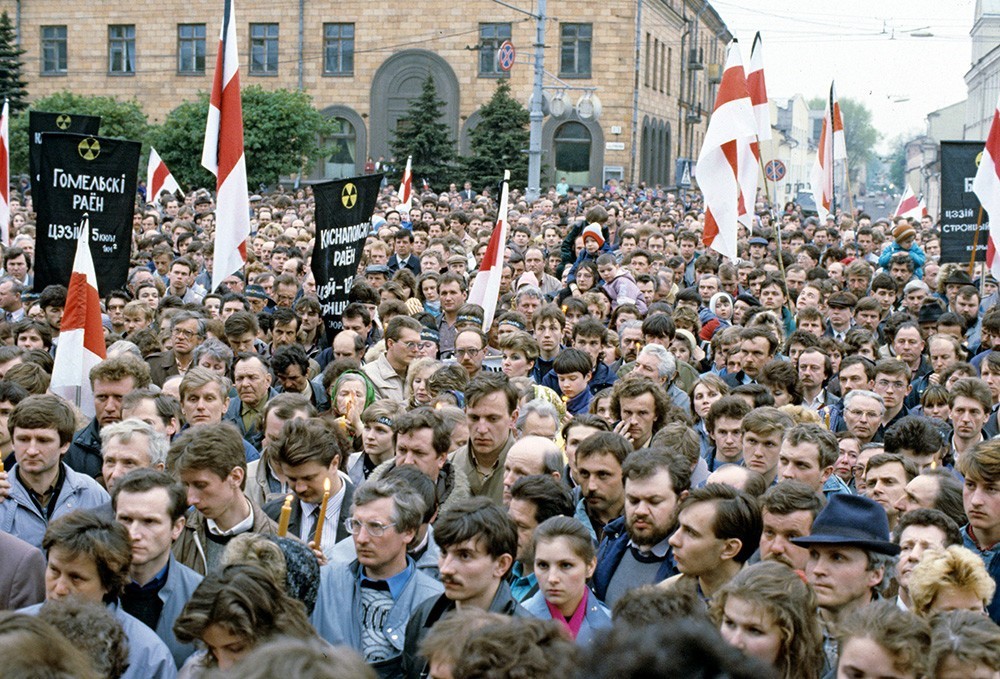 Leto 1990, dan spomina na žrtve černobilske nesreče leta 1986, ki se je zgodila blizu meje z Belorusijo, sevanje se je razširilo globoko v to državo

