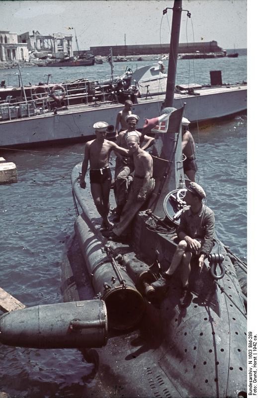 Marinos italianos junto a un submarino enano de la clase CB. Crimea, 1942. 