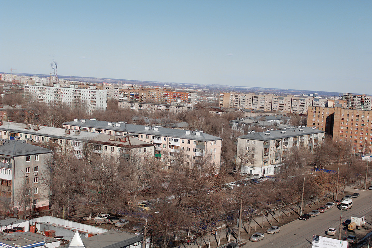Zgradbe in cesta iz časov Hruščova v ruskem mestu Samara
