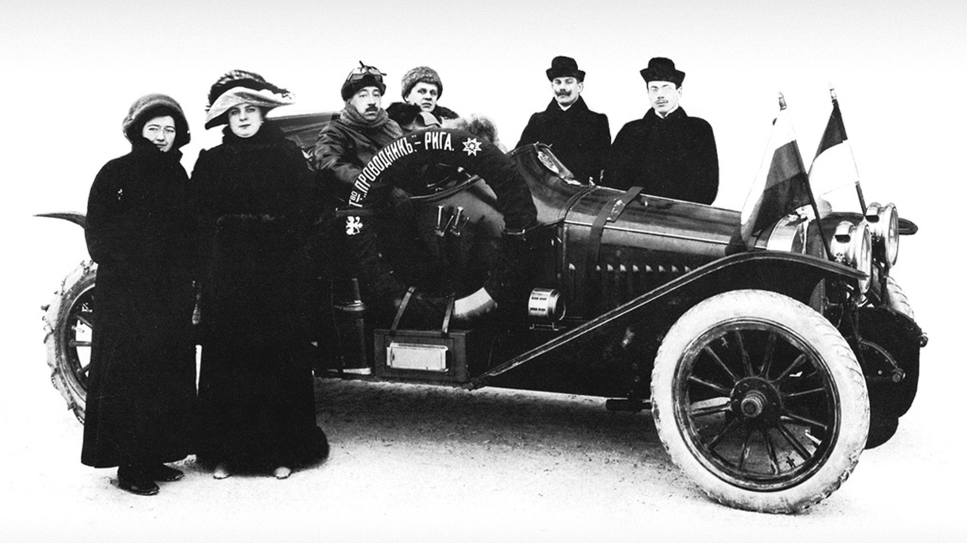 Andreï Nagel et sa voiture Russo-Bal avant le début de la course à Monte-Carlo, 1912