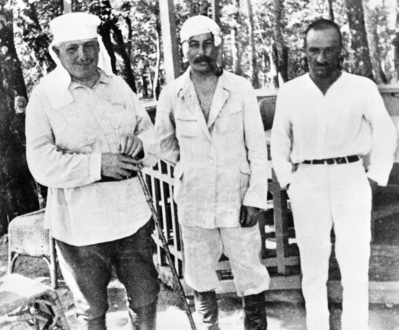 Јосиф Стаљин (у средини) и Анастас Микојан (десно) за време одмора.