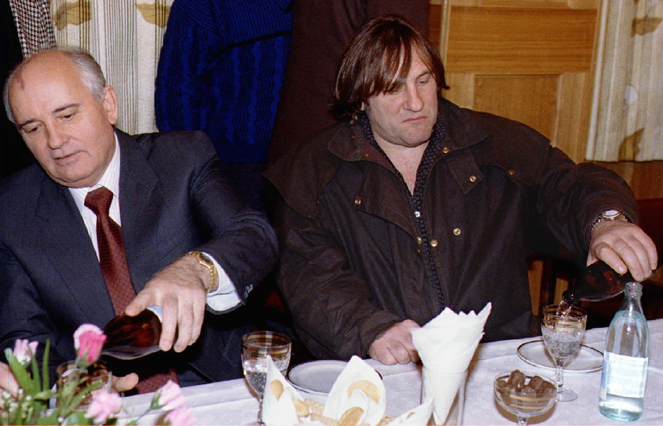 Бивши совјетски лидер Михаил Горбачов (лево) и француска филмска звезда Жерар Депардје точе минералну воду у чаше за време сусрета у Москви 9. фебруара. Француски глумац је тада дошао на филмски фестивал.