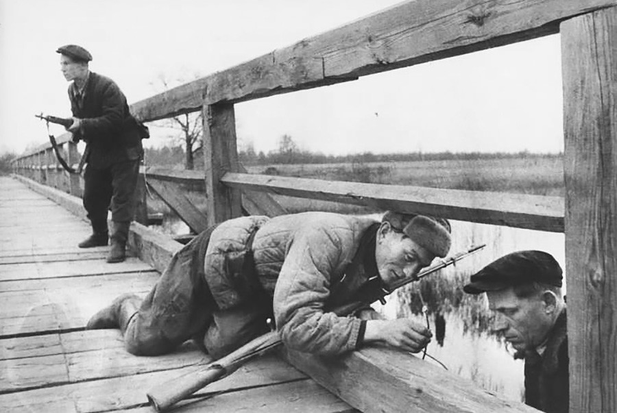 Partisanos bielorrusos volando un puente, 1943.