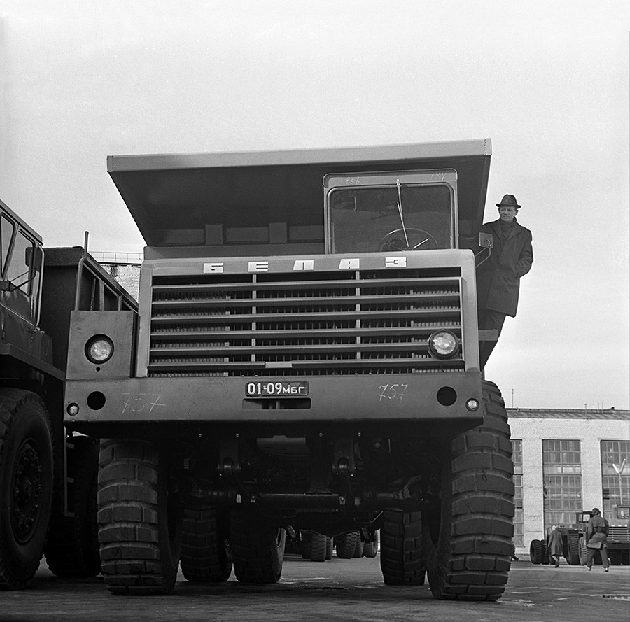 El camión de gran tonelaje BelAZ-548, fabricado por la Fábrica de Automóviles de Belarús. 

