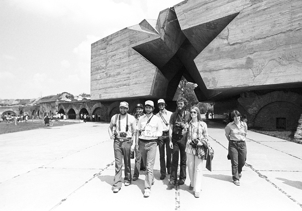 Delegación estadounidense visitando el Complejo de Monumentos a los Héroes de la Fortaleza de Brest en la República Socialista Soviética de Bielorrusia, 1978


