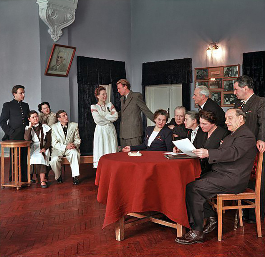 Observando a jóvenes artistas en el Teatro Dramático Bielorruso Yanka Kupala, 1953 
