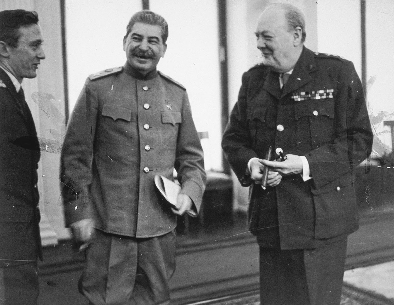 Конференция на трите световни сили в Ливадийския фворец, Ялта. Сталин и Чърчил в конферентната зала.

