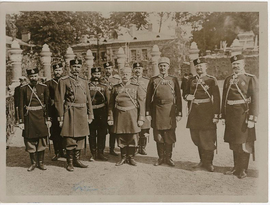 Policiers près de la clôture du jardin Michel, à Saint-Pétersbourg, 1907